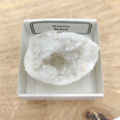 Géode de quartz du Brésil - Minéraux dans une boîte de collection
