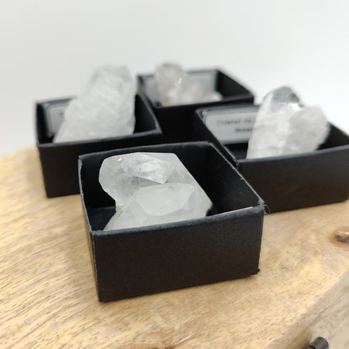 Cristal de roche du Maroc - Minéraux dans une boîte de collection