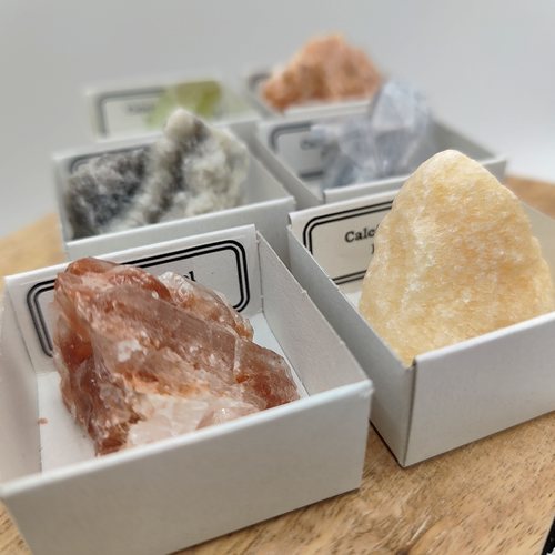 Calcite du Brésil - Minéraux dans une boîte de collection